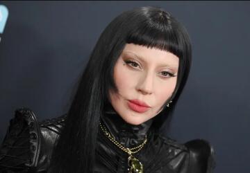 Lady Gaga condena o ICE e implora por "misericórdia" de Trump.